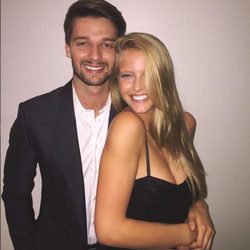 Patrick Schwarzenegger y Abby Champion posando sonrientes