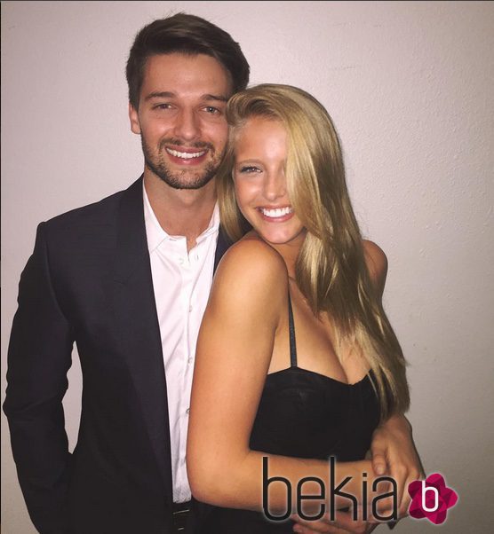 Patrick Schwarzenegger y Abby Champion posando sonrientes