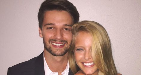 Patrick Schwarzenegger y Abby Champion posando sonrientes