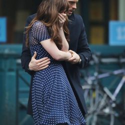 Jamie Dornan consolando a Dakota Johnson en el rodaje de 'Cincuenta sombras más oscuras'