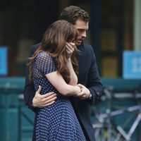 Jamie Dornan consolando a Dakota Johnson en el rodaje de 'Cincuenta sombras más oscuras'