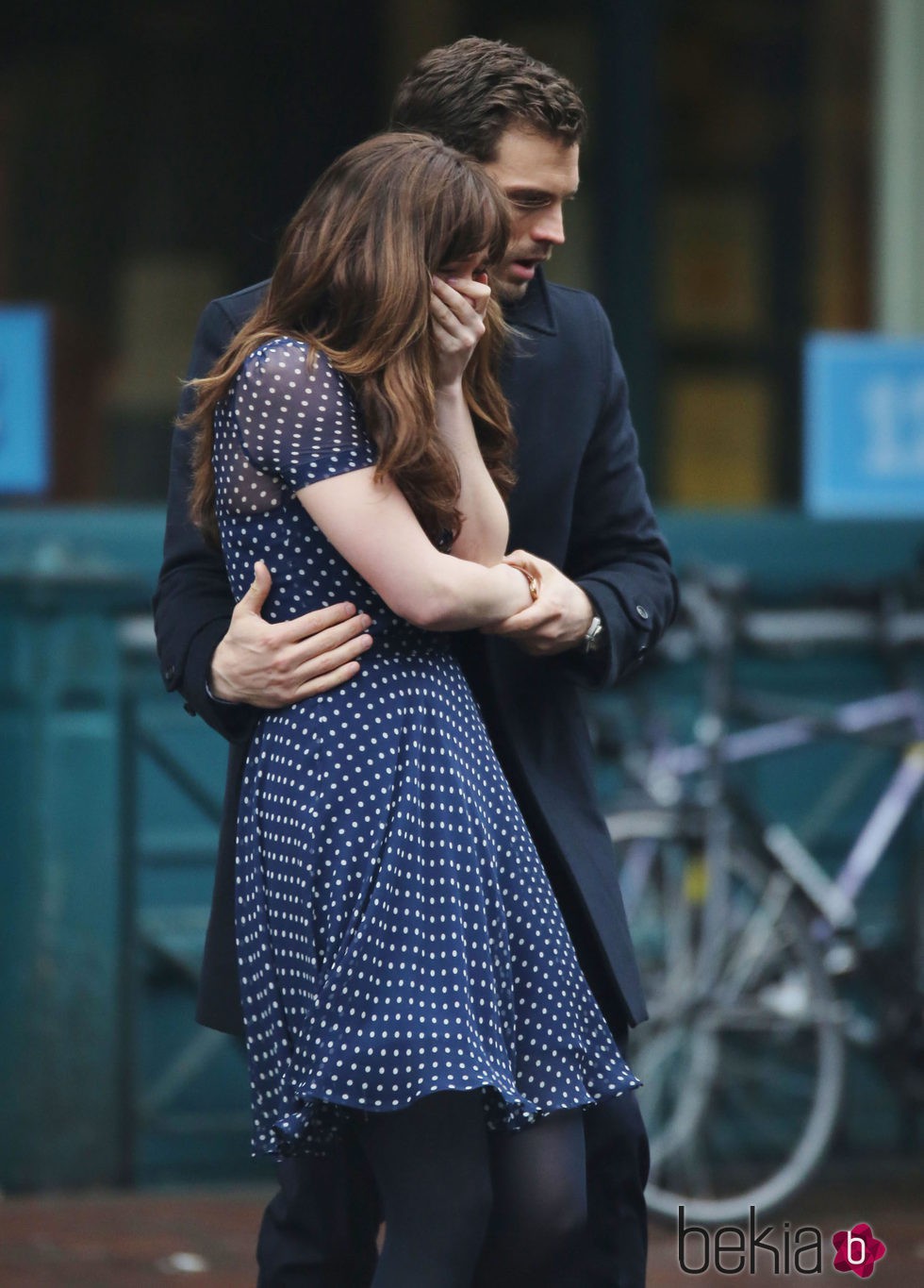 Jamie Dornan consolando a Dakota Johnson en el rodaje de 'Cincuenta sombras más oscuras'