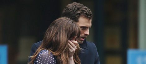 Jamie Dornan consolando a Dakota Johnson en el rodaje de 'Cincuenta sombras más oscuras'