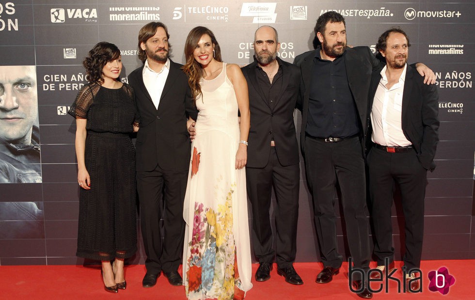 Daniel Calparsoro con Luis Tosar, Patricia Vico, Marian Álvarez, Rodrigo de la Serna y Luis Callejo en el estreno de la película 'Cien años de perdón'