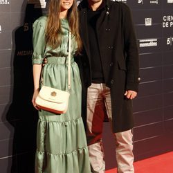 El actor Alberto Ammann y su pareja Clara Méndez-Leite en el estreno de la película 'Cien años de perdón'