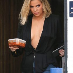 Khloe Kardashian luciendo escotazo y tupper en el barrio Van Nuys de Los Angeles