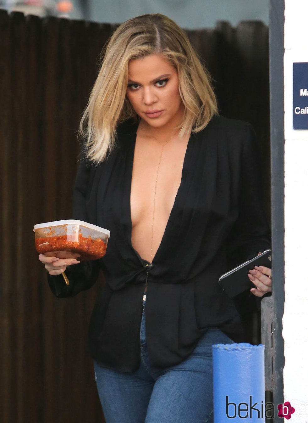 Khloe Kardashian luciendo escotazo y tupper en el barrio Van Nuys de Los Angeles