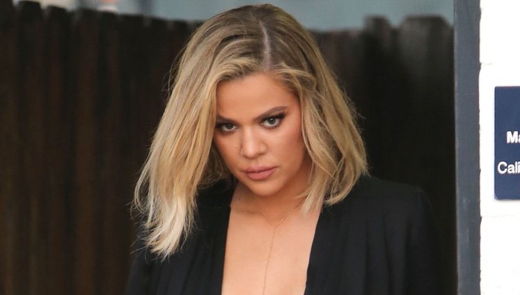 Khloe Kardashian luciendo escotazo y tupper en el barrio Van Nuys de Los Angeles