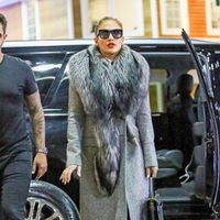 Jennifer Lopez con un abrigo gris y una estola de piel para protegerse del frío de Nueva York