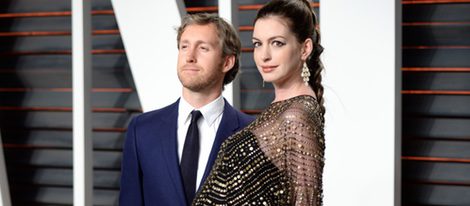 Anne Hathaway con su marido Adam Shulman en la fiesta de Vanity Fair con motivo de los Oscar 2016 