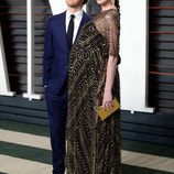 Anne Hathaway con su marido Adam Shulman en la fiesta de Vanity Fair con motivo de los Oscar 2016 