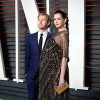 Anne Hathaway con su marido Adam Shulman en la fiesta de Vanity Fair con motivo de los Oscar 2016 