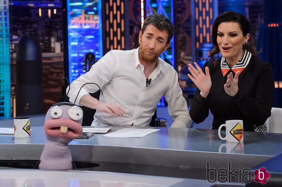 Laura Pausini junto a Pablo Motos durante su visita a 'El Hormiguero'