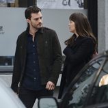 Jamie Dornan y Dakota Johnson intercambian miradas en el rodaje de 'Cincuenta sombras más oscuras'