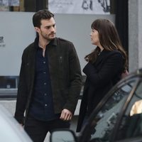 Jamie Dornan y Dakota Johnson intercambian miradas en el rodaje de 'Cincuenta sombras más oscuras'