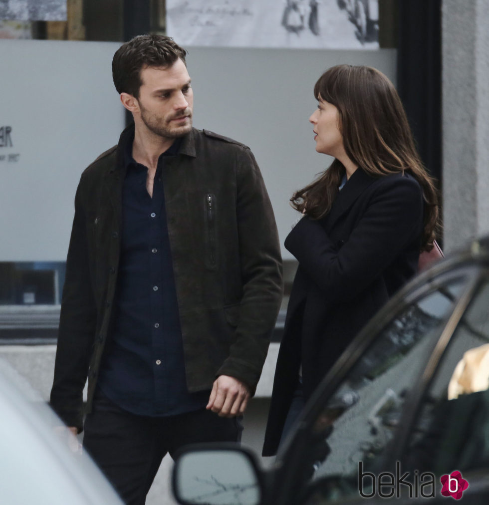 Jamie Dornan y Dakota Johnson intercambian miradas en el rodaje de 'Cincuenta sombras más oscuras'