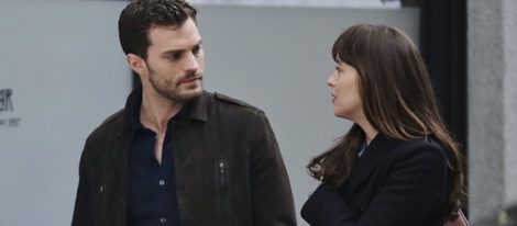 Jamie Dornan y Dakota Johnson intercambian miradas en el rodaje de 'Cincuenta sombras más oscuras'