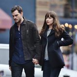 Jamie Dornan y Dakota Johnson cogidos de la mano en el rodaje de 'Cincuenta sombras más oscuras'