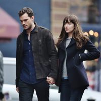 Jamie Dornan y Dakota Johnson cogidos de la mano en el rodaje de 'Cincuenta sombras más oscuras'