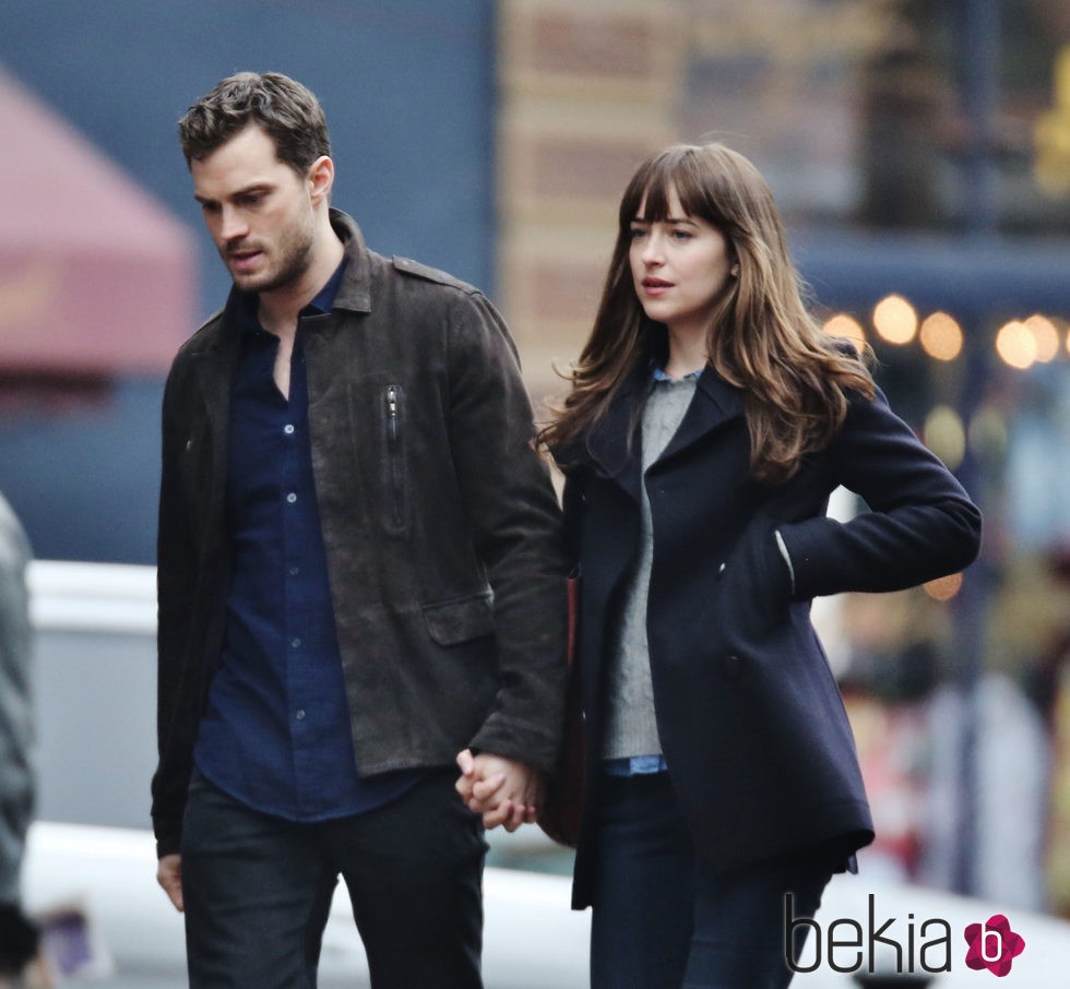 Jamie Dornan y Dakota Johnson cogidos de la mano en el rodaje de 'Cincuenta sombras más oscuras'