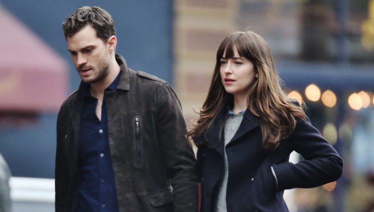 Jamie Dornan y Dakota Johnson cogidos de la mano en el rodaje de 'Cincuenta sombras más oscuras'