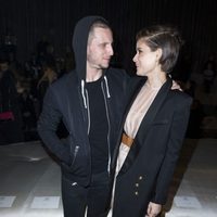 Kate Mara y Jamie Bell cariñosos durante el desfile de 'H&M Studio' en la Fashion Week de París Otoño/Invierno 2016/2017