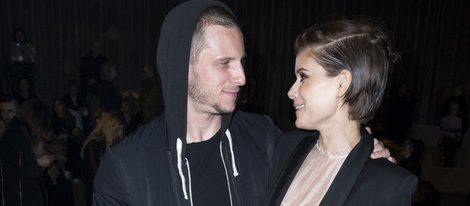 Kate Mara y Jamie Bell cariñosos durante el desfile de 'H&M Studio' en la Fashion Week de París Otoño/Invierno 2016/2017