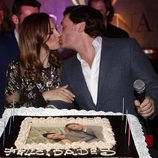 Juan Peña besa a Sonia González en la fiesta de su 36 cumpleaños