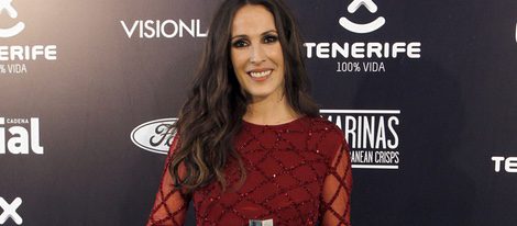 Malú con su galardón en los Premios Cadena Dial 2015