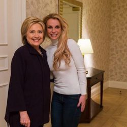 Britney Spears junto a Hilary Clinton