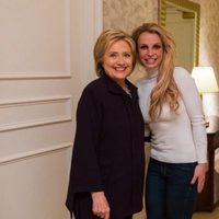 Britney Spears junto a Hilary Clinton