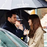 Jamie Dornan y Dakota Johnson ruedan 'Cincuenta sombras más oscuras' bajo la lluvia