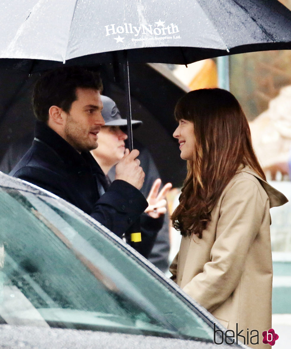 Jamie Dornan y Dakota Johnson ruedan 'Cincuenta sombras más oscuras' bajo la lluvia