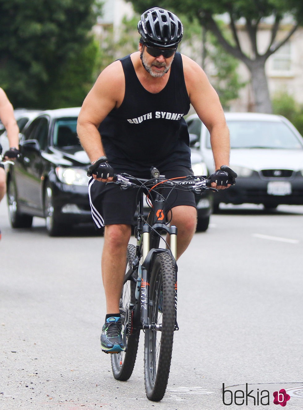 Russell Crowe montando en bici por Beverly Hills