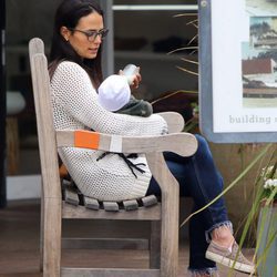 Jordana Brewster dando el biberón a su hijo Julian