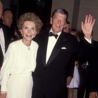 Nancy Reagan y su marido Ronald Reagan en una gala benéfica