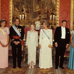 Los Reyes Juan Carlos y Sofía, las Infantas Elena y Cristina reciben a Ronald Reagan y su mujer Nancy