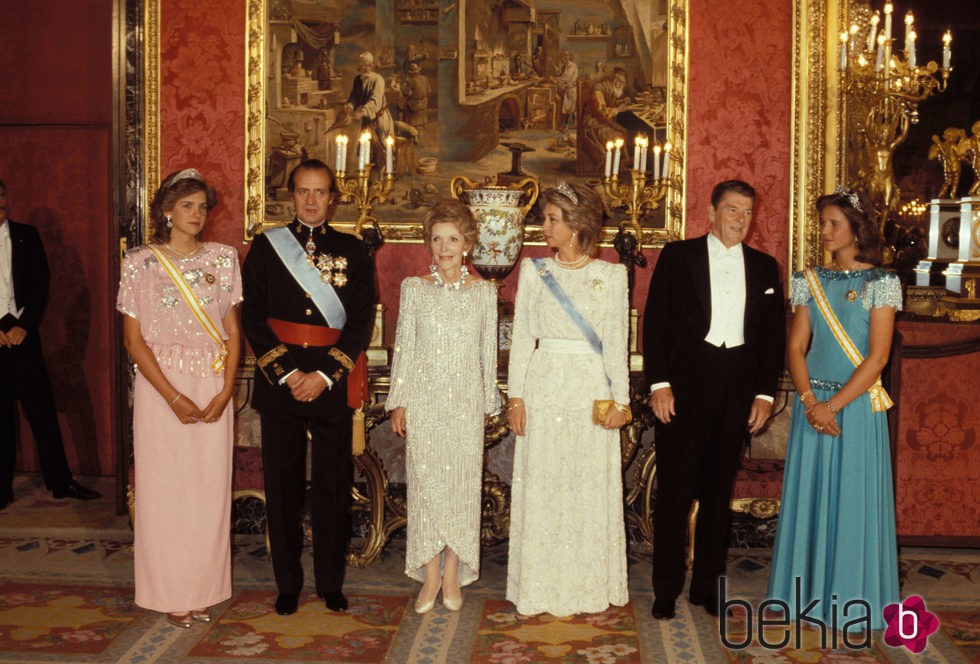 Los Reyes Juan Carlos y Sofía, las Infantas Elena y Cristina reciben a Ronald Reagan y su mujer Nancy