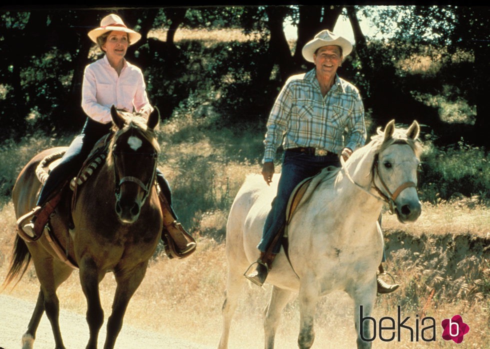 El matrimonio Reagan montando a caballo