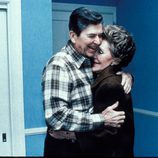 Ronald Reagan, muy cariñoso con su mujer Nancy Reagan en la Casa Blanca