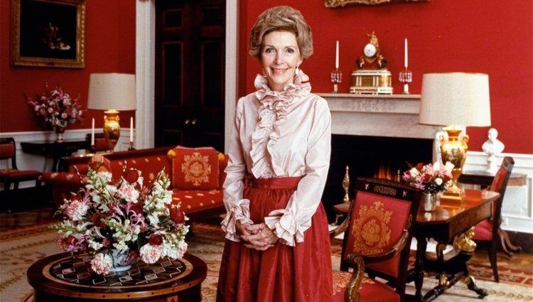 Nancy Reagan en una foto oficial como Primera Dama de los Estados Unidos