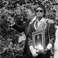 El matrimonio Reagan junto a Michael Jackson