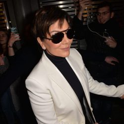 Kris Jenner en el front row del desfile de Givenchy en Paris Fashion Week otoño/invierno 2016/2017