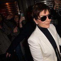 Kris Jenner en el front row del desfile de Givenchy en Paris Fashion Week otoño/invierno 2016/2017