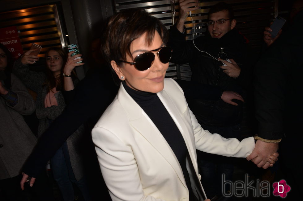 Kris Jenner en el front row del desfile de Givenchy en Paris Fashion Week otoño/invierno 2016/2017