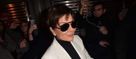 Kris Jenner en el front row del desfile de Givenchy en Paris Fashion Week otoño/invierno 2016/2017