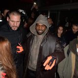 Kanye West en el front row del desfile de Givenchy en Paris Fashion Week otoño/invierno 2016/2017