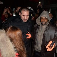 Kanye West en el front row del desfile de Givenchy en Paris Fashion Week otoño/invierno 2016/2017