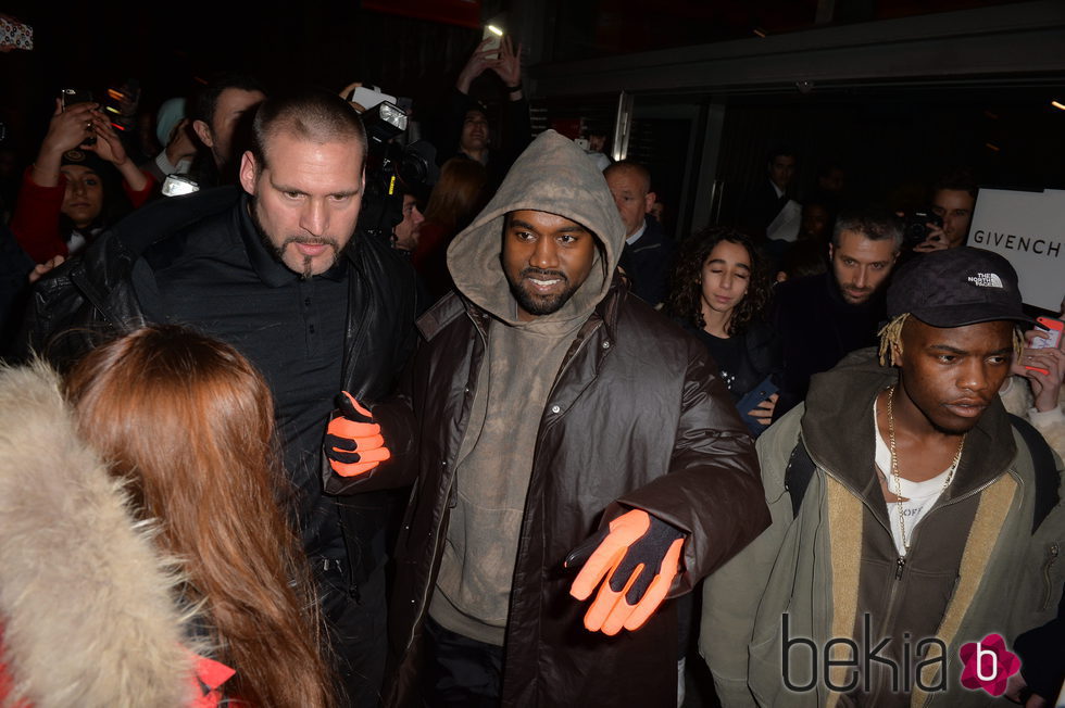 Kanye West en el front row del desfile de Givenchy en Paris Fashion Week otoño/invierno 2016/2017