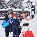 Los Duques de Cambridge con sus hijos Jorge y Carlota en la nieve